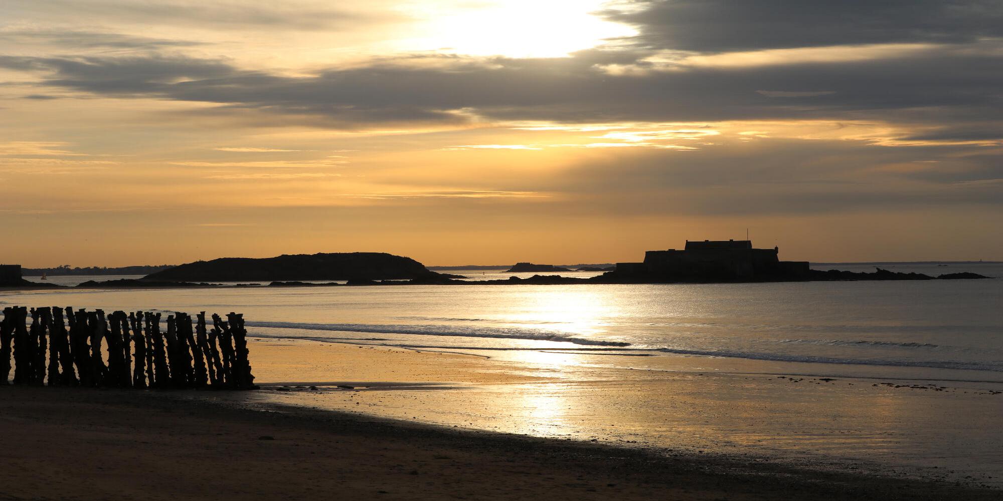 La maison d'hôtes Les Bruyères du Mont vous accueille dans la Baie du Mont Saint Michel 12 km du Mont St Michel entre St Malo et Granville  Nous vous proposons un séjour entre Bretagne et Normandie au sein de 4 chambres  et un gîte de charme. 