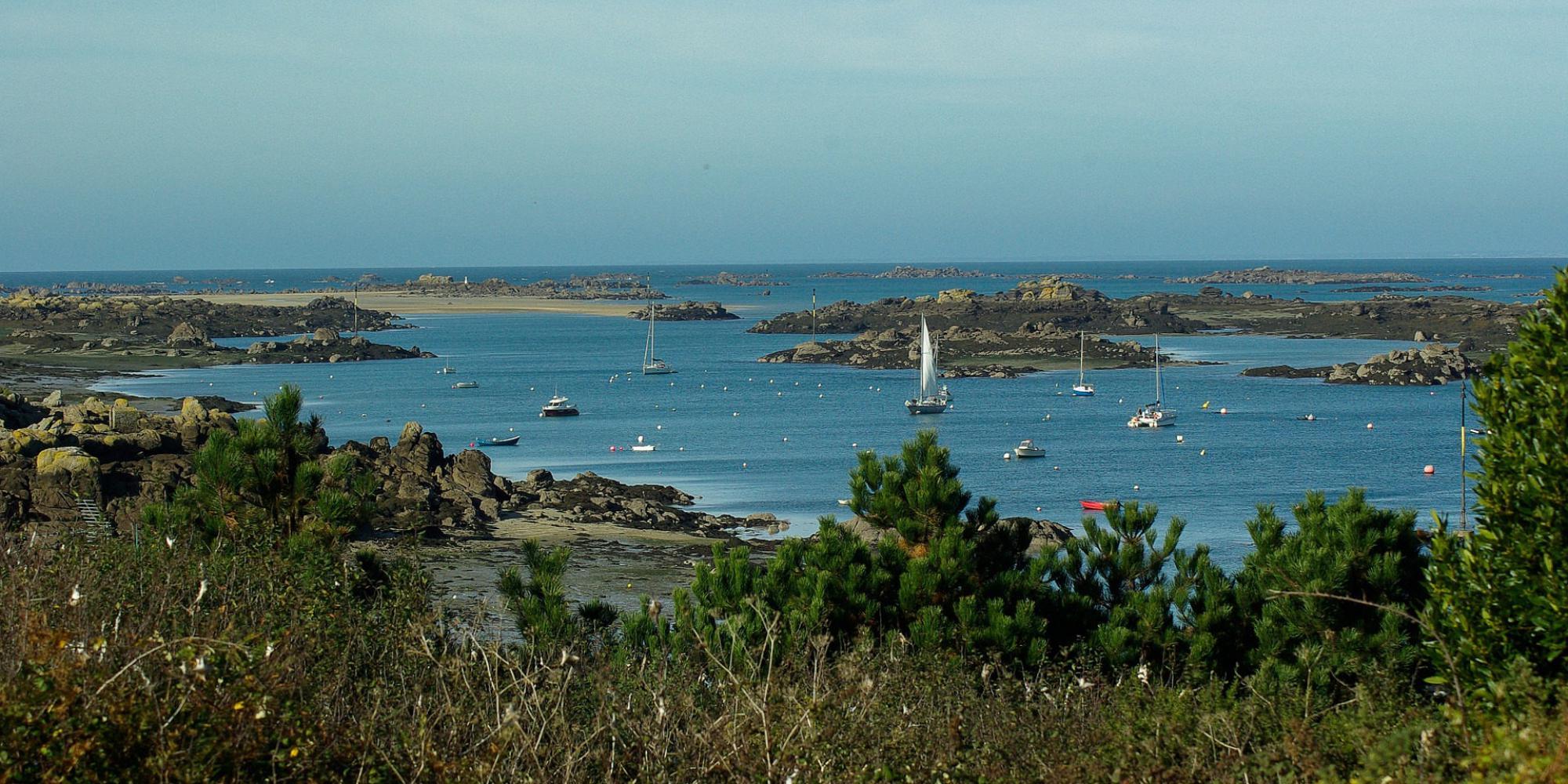 La maison d'hôtes Les Bruyères du Mont vous accueille dans la Baie du Mont Saint Michel 12 km du Mont St Michel entre St Malo et Granville  Nous vous proposons un séjour entre Bretagne et Normandie au sein de 4 chambres  et un gîte de charme. 