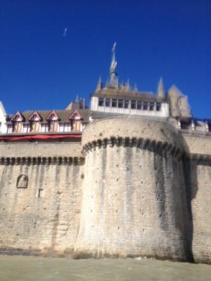 La maison d'hôtes Les Bruyères du Mont vous accueille dans la Baie du Mont Saint Michel 12 km du Mont St Michel entre St Malo et Granville  Nous vous proposons un séjour entre Bretagne et Normandie au sein de 4 chambres  et un gîte de charme. 