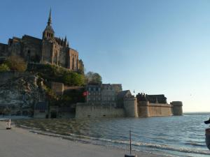 La maison d'hôtes Les Bruyères du Mont vous accueille dans la Baie du Mont Saint Michel 12 km du Mont St Michel entre St Malo et Granville  Nous vous proposons un séjour entre Bretagne et Normandie au sein de 4 chambres  et un gîte de charme. 