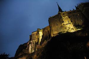 La maison d'hôtes Les Bruyères du Mont vous accueille dans la Baie du Mont Saint Michel 12 km du Mont St Michel entre St Malo et Granville  Nous vous proposons un séjour entre Bretagne et Normandie au sein de 4 chambres  et un gîte de charme. 