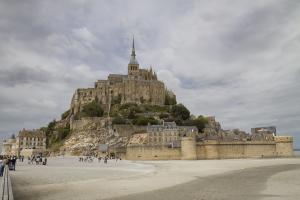 La maison d'hôtes Les Bruyères du Mont vous accueille dans la Baie du Mont Saint Michel 12 km du Mont St Michel entre St Malo et Granville  Nous vous proposons un séjour entre Bretagne et Normandie au sein de 4 chambres  et un gîte de charme. 