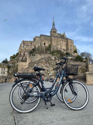 La maison d'hôtes Les Bruyères du Mont vous accueille dans la Baie du Mont Saint Michel 12 km du Mont St Michel entre St Malo et Granville  Nous vous proposons un séjour entre Bretagne et Normandie au sein de 4 chambres  et un gîte de charme. 